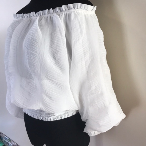 Cropped crinkled polyester crop top bell sleeves. - Picture 4 of 5